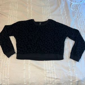 Cropped, velvet, cheetah print, long sleeve.